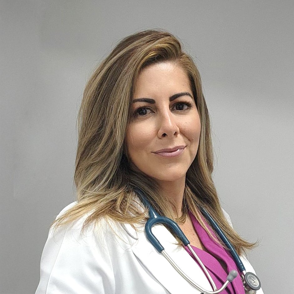 Dra. Manuela Mora, oncóloga veterinaria en CORV Costa Rica, especializada en diagnóstico y tratamiento del cáncer en animales con más de 10 años de experiencia.